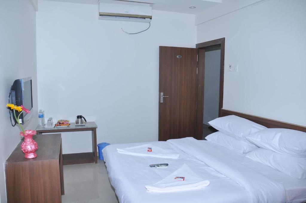 Sai Srushti Hotel Ширди Екстериор снимка
