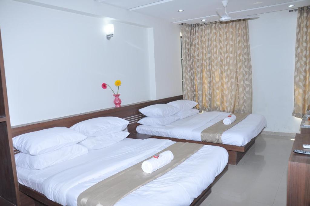 Sai Srushti Hotel Ширди Стая снимка